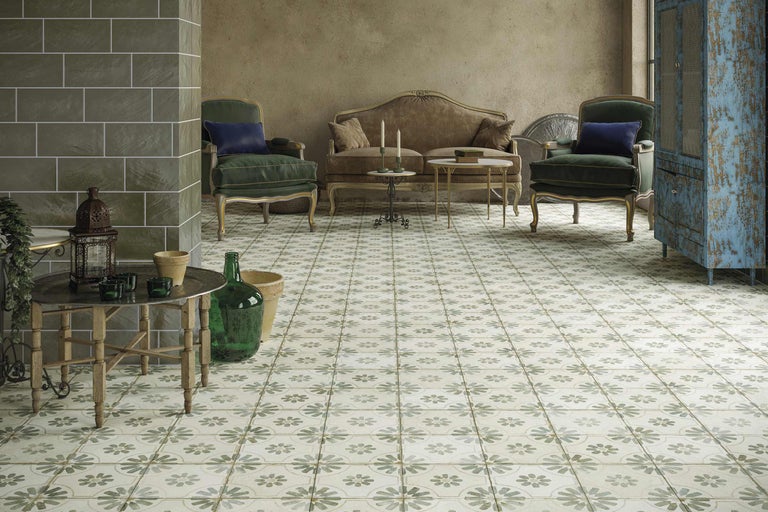 Interieur mit floral gemusterten Bodenfliesen, Sesseln und Sofa