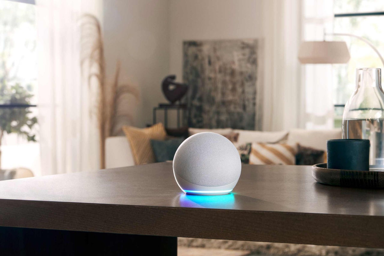 Amazon Echo Dot Lautsprecher der 4. Generation auf einem Tisch