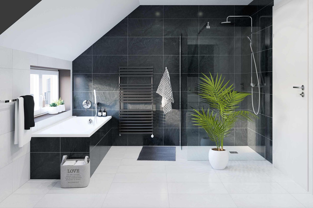 Modernes Badezimmer mit Dusche, Badewanne und dunklen Fliesen