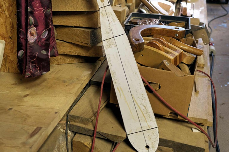 Werkstattszene mit Holzbearbeitungsprojekten und Werkzeugen