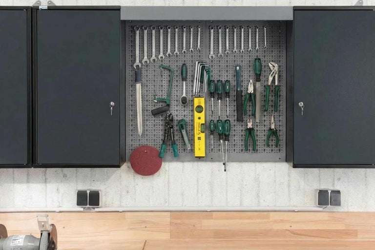 Werkstatt mit Werkzeugschrank, Lochwand und Werkzeugen