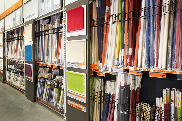 Rayonnages présentant différents stores enrouleurs dans le magasin de bricolage Hornbach