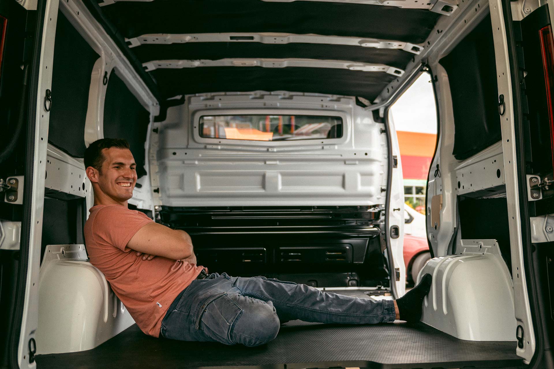 Vue intérieure d'une camionnette avec une personne allongée.