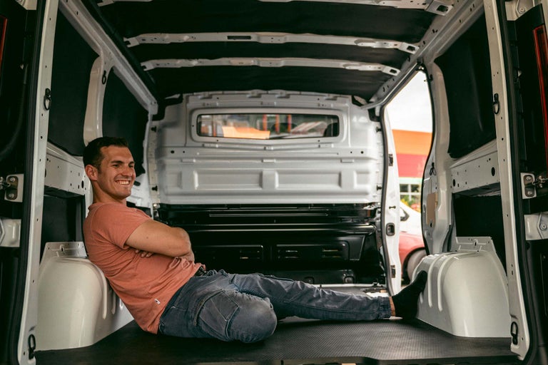 Innenansicht eines Transporters mit einer liegenden Person.