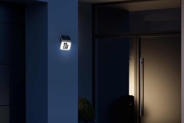 Beleuchtetes Hausnummernschild mit Solarfunktion an der Wand