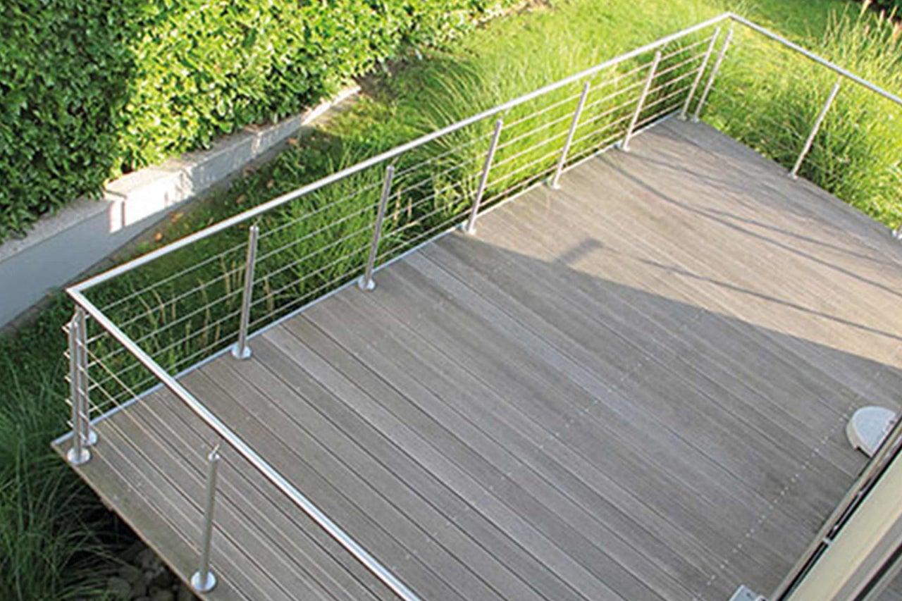 Terrasse mit Holzbelag und Edelstahlgeländer