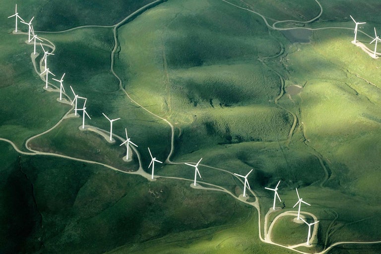 Vue aérienne de turbines éoliennes dans un paysage verdoyant