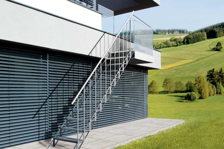 Aussentreppe aus Metall an einem modernen Gebäude