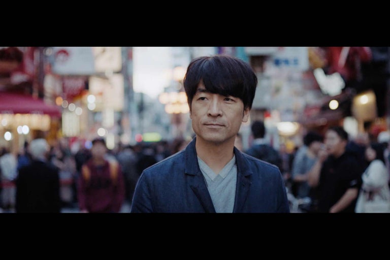 Homme debout dans une rue animée