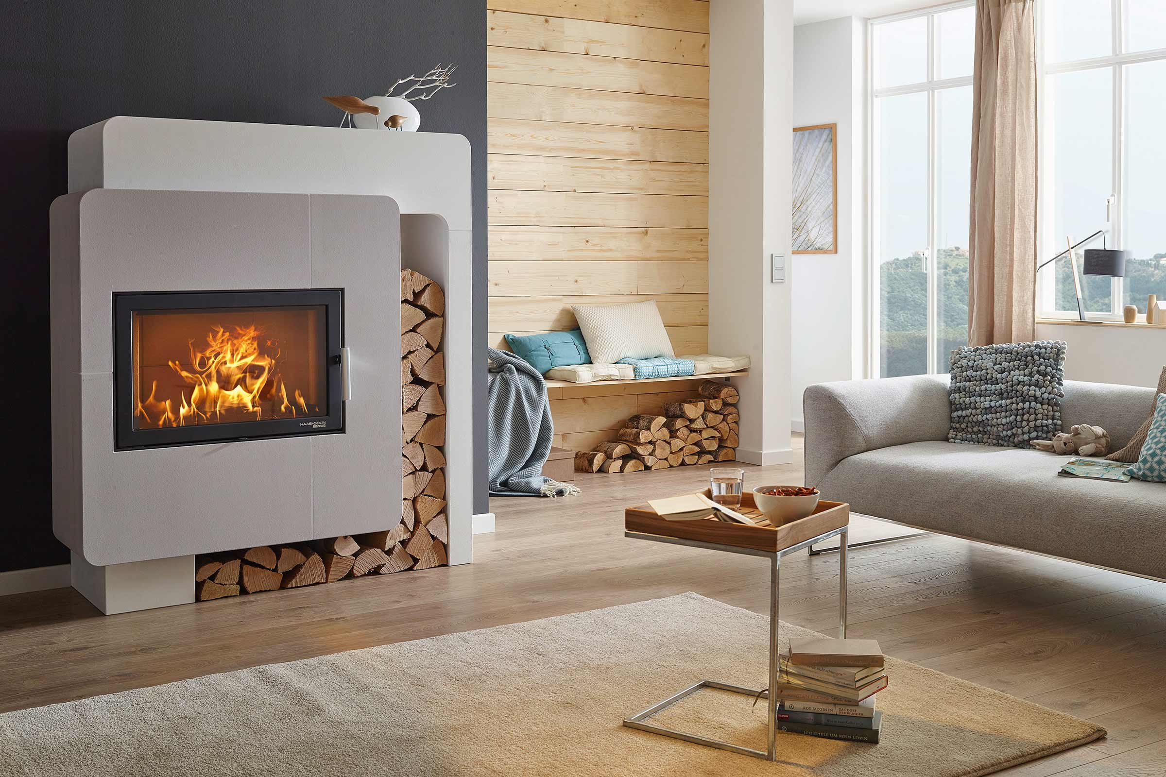 Salon avec poêle à bois, lambris et banc