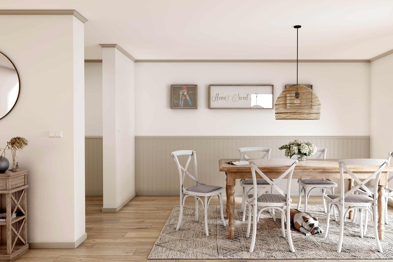 Esszimmer mit Esstisch, Stühlen, Teppich und Dekoration in hellem Design.