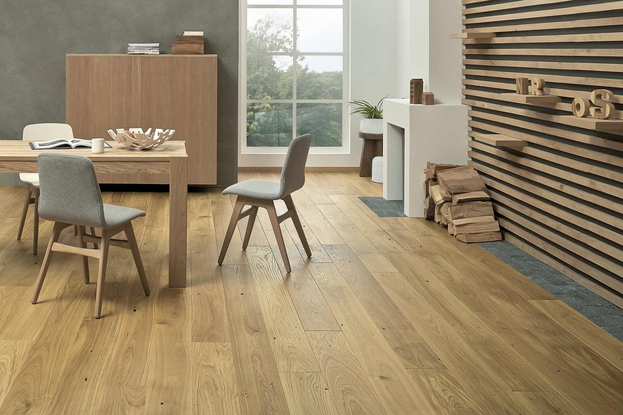 Heller Wohnraum mit Holzboden, Esstisch und Kamin
