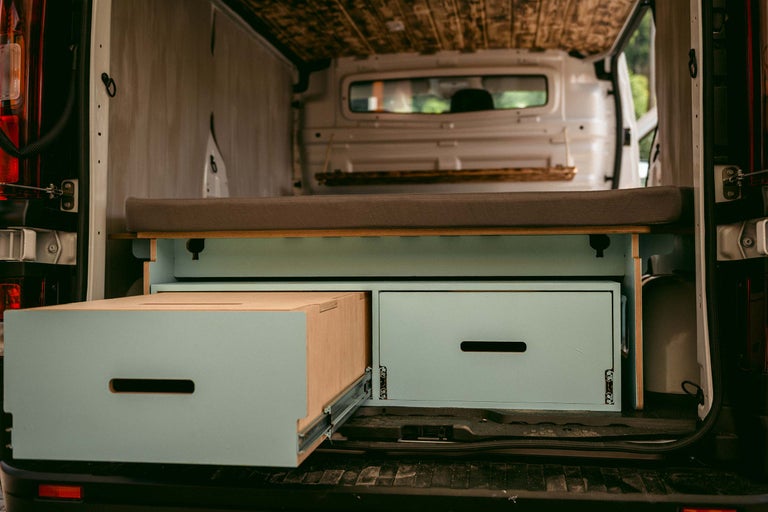 Innenausbau eines Transporters mit Schubladen und Bett