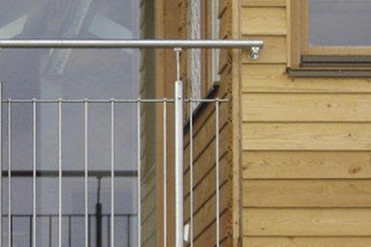 Edelstahlgeländer vor einer Holzwand