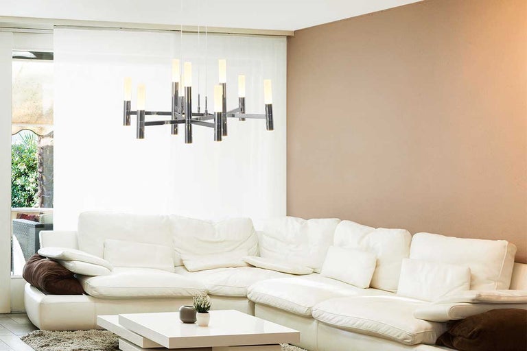 Modernes Wohnzimmer mit einem weißen Sofa, einem Couchtisch und einer auffälligen Hängeleuchte.