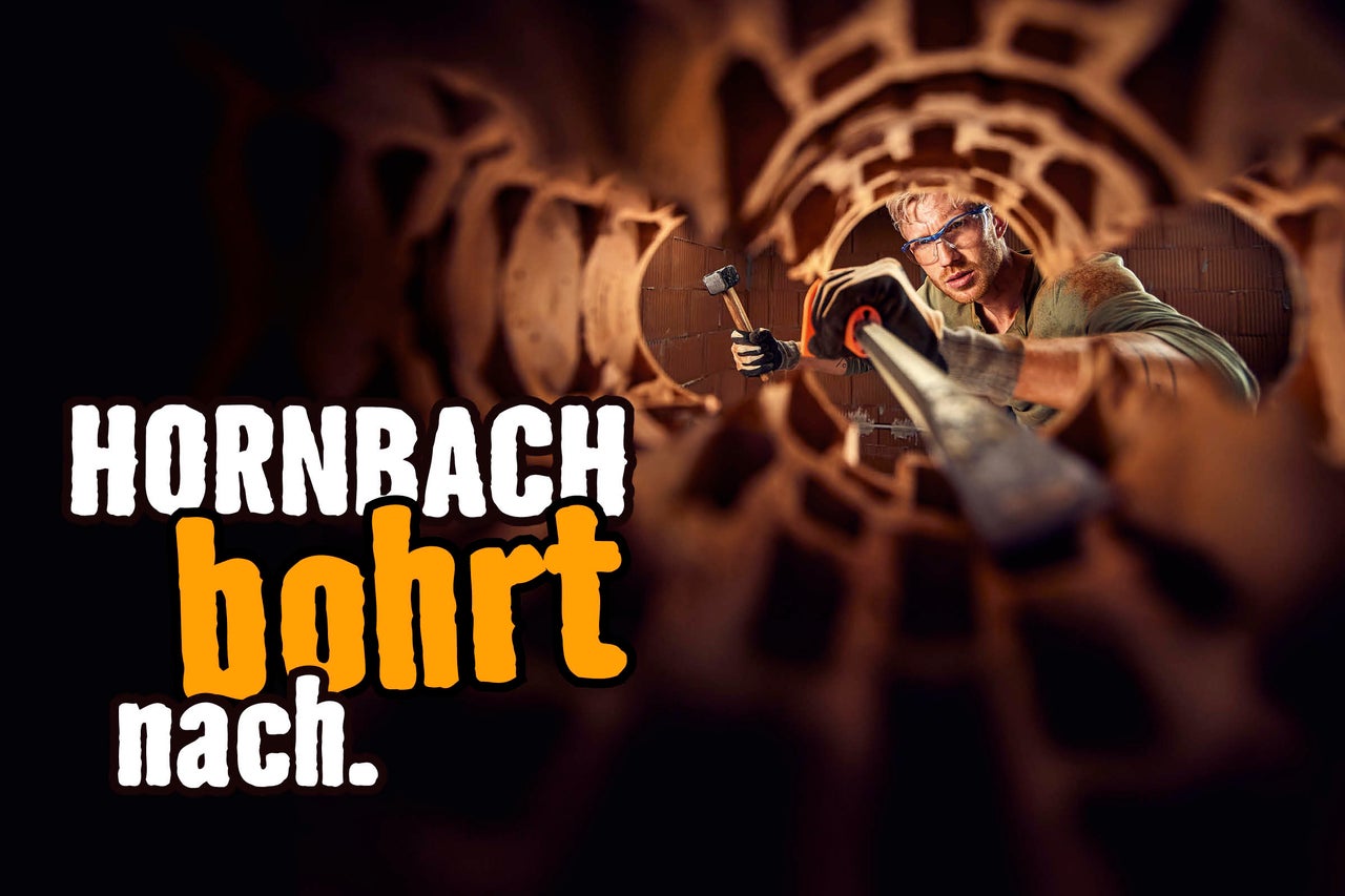 Handwerker mit Schutzbrille blickt durch eine Maueröffnung und hält Hammer und Meißel. Text: HORNBACH bohrt nach.