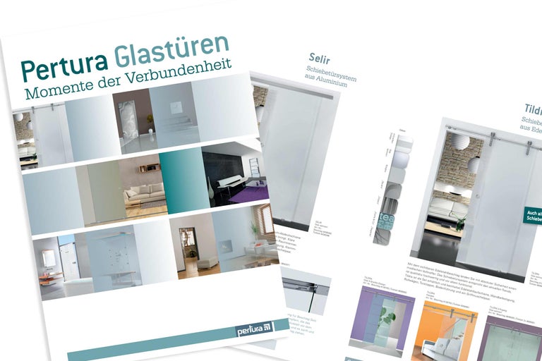 Broschüre für Pertura Glastüren mit verschiedenen Schiebetürsystemen und Glasdesigns in modernen Wohnräumen und Badezimmern.