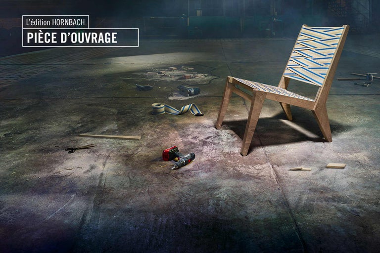 Chaise en bois avec sangle bleue et blanche à côté d'outils sur le sol