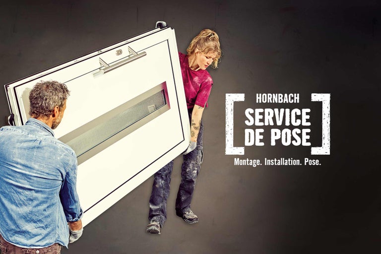 Des artisans portent une porte avec insert en verre, Hornbach Service de Pose.