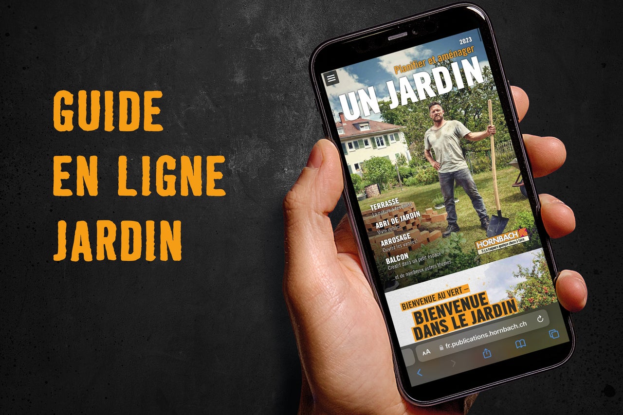 Un smartphone affiche le guide de jardin en ligne de Hornbach. À l'arrière-plan figure le texte guide de jardin en ligne.