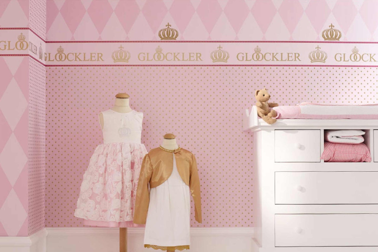 Chambre d'enfant décorative avec vêtements, commode et papier peint Glockler avec motif de couronnes