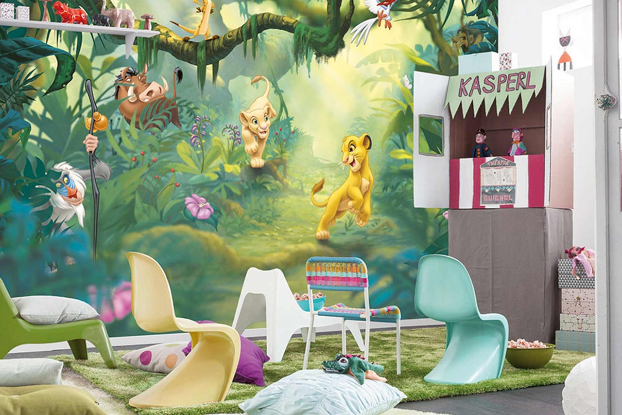 Chambre d'enfant avec fresque murale de jungle, chaises et théâtre de marionnettes