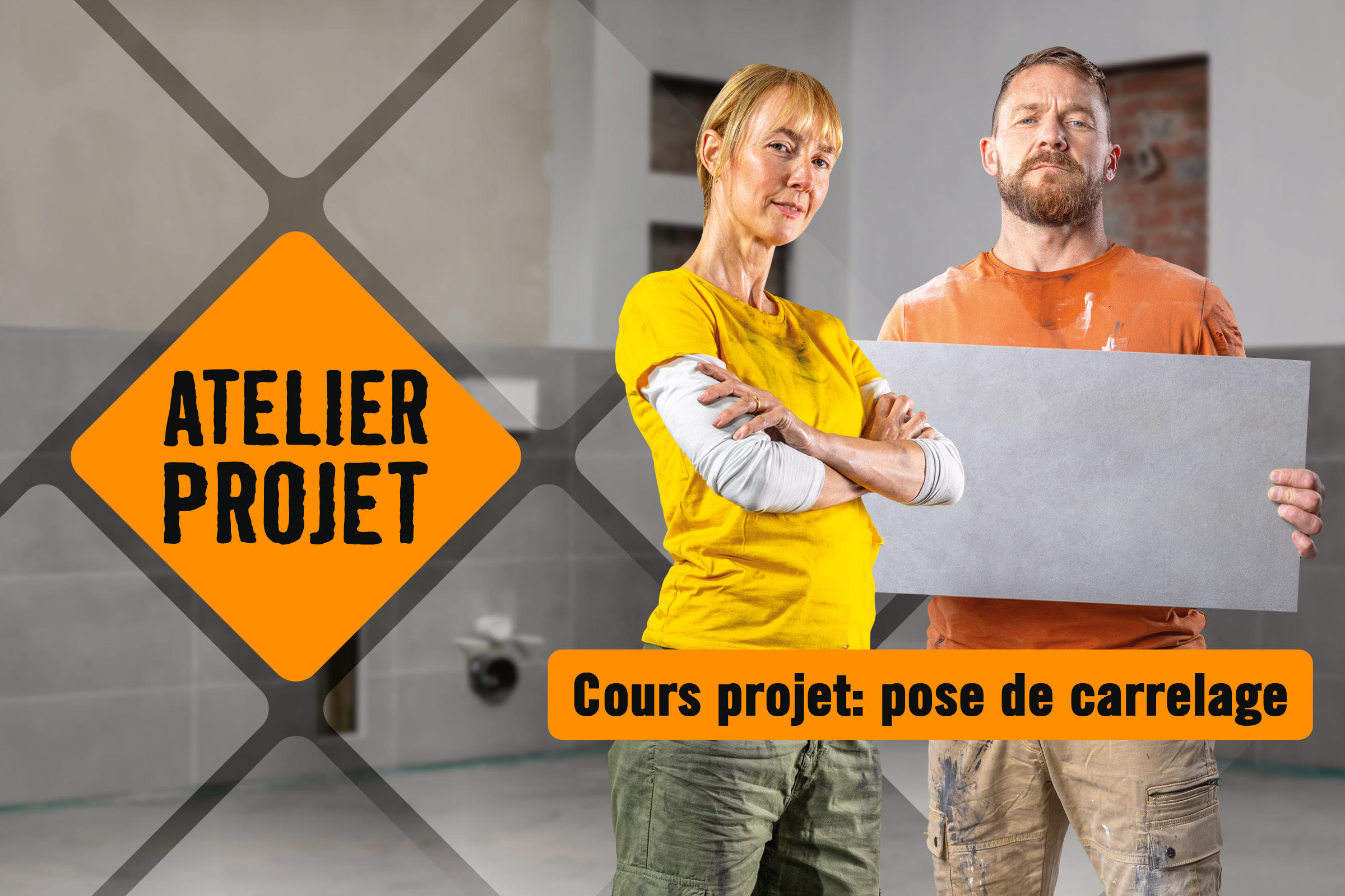 Photo de deux artisans tenant un carreau, avec le texte Atelier Projet et Cours : Pose de carrelage