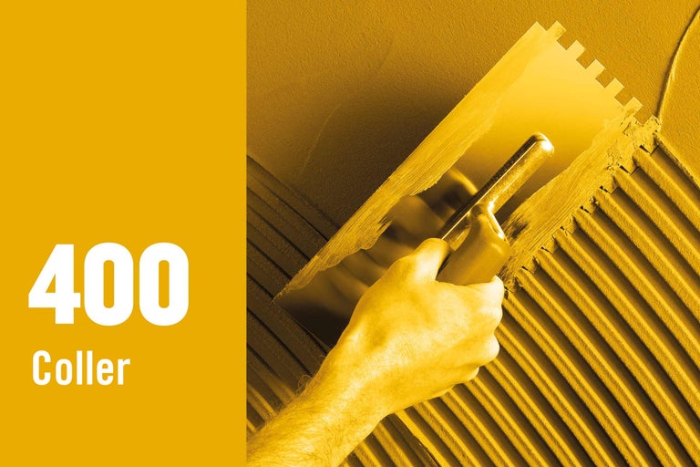 Application de colle à carrelage avec une spatule dentée