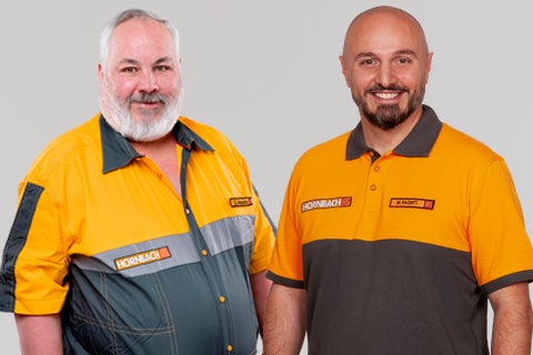 Deux collaborateurs Hornbach souriants en vêtements de travail.