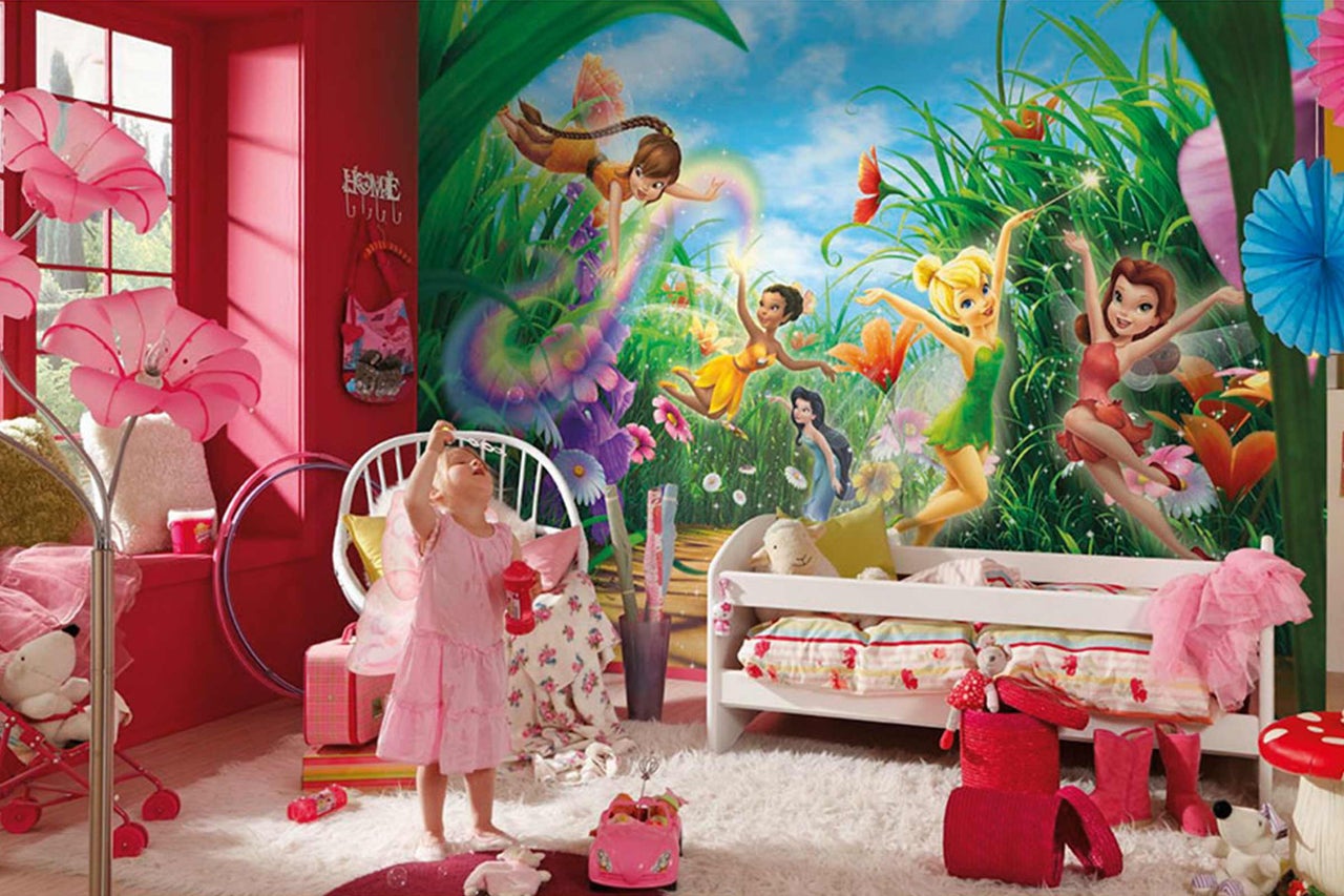 Chambre d'enfant avec papier peint de fées et décoration ludique