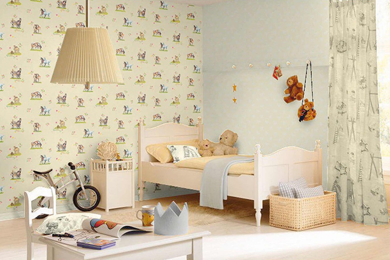 Chambre d'enfant lumineuse avec lit, table et papier peint ludique