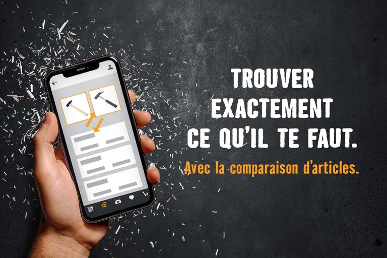 Un homme tient un smartphone avec la recherche d'articles Hornbach à la main.