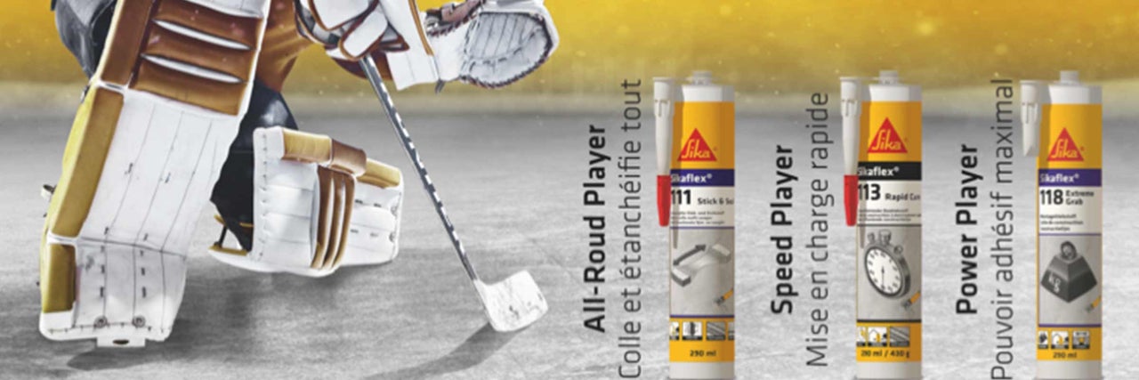 Mastics et colles Sika Sikaflex 111, 113 et 118 à côté d'un gardien de hockey sur glace sur une patinoire.
