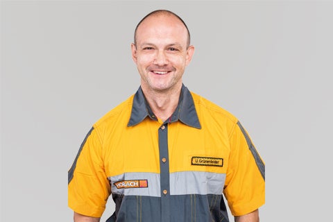 Portrait d'un collaborateur Hornbach souriant en tenue de travail