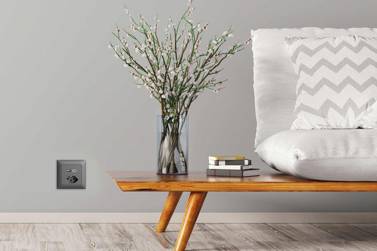 Salon avec prise de courant, table et décoration