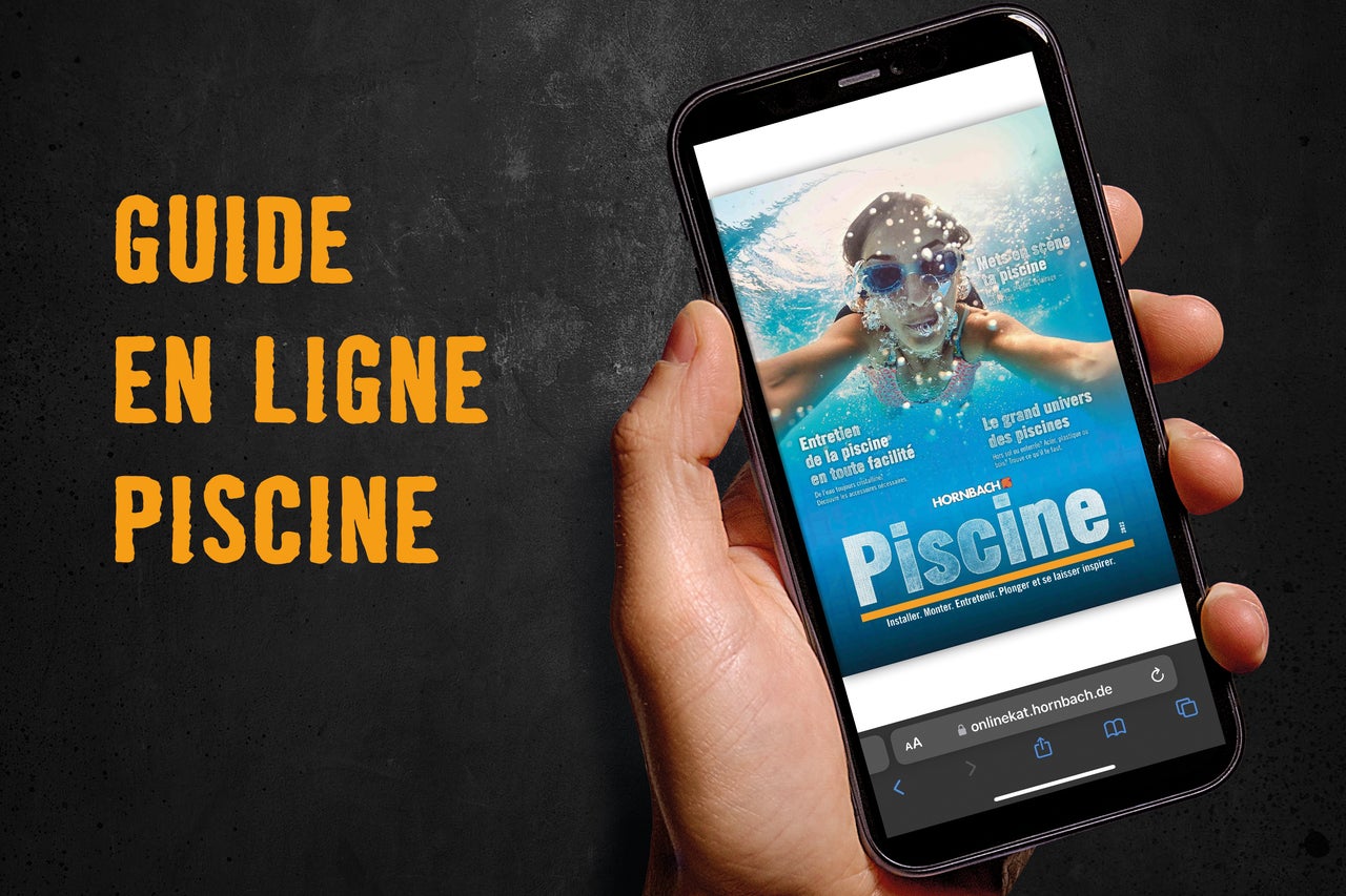 Guide en ligne sur le thème de la piscine sur un smartphone tenu à la main