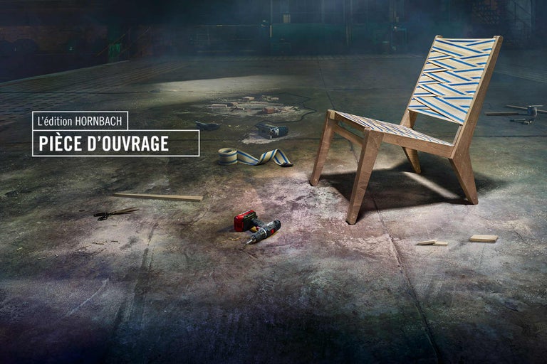 Chaise en bois avec sangle bleue et blanche dans le design de l'édition Hornbach