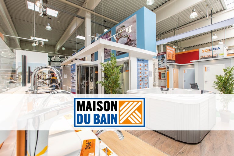 Exposition de salles de bains dans la jardinerie Hornbach avec lavabos, douches et bains à remous.
