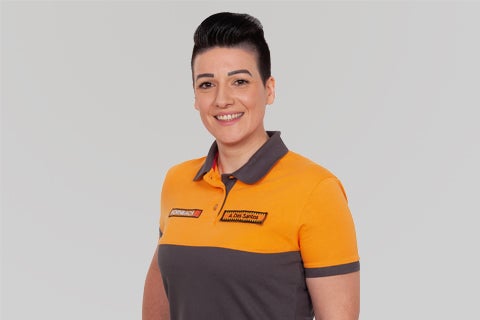 Portrait d'une employée souriante portant des vêtements de travail Hornbach