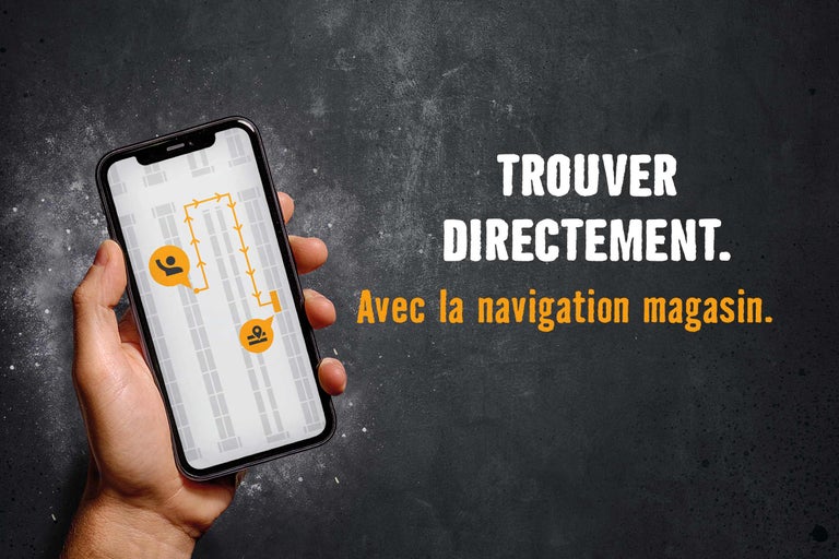 Un smartphone dans la main affiche un itinéraire dans le magasin.