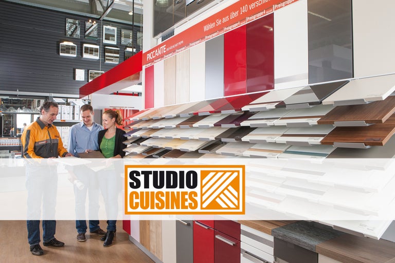 Les clients reçoivent des conseils dans le studio de cuisine et regardent différentes façades de cuisine