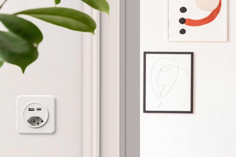 Prise avec connexion USB et USB-C pour montage mural