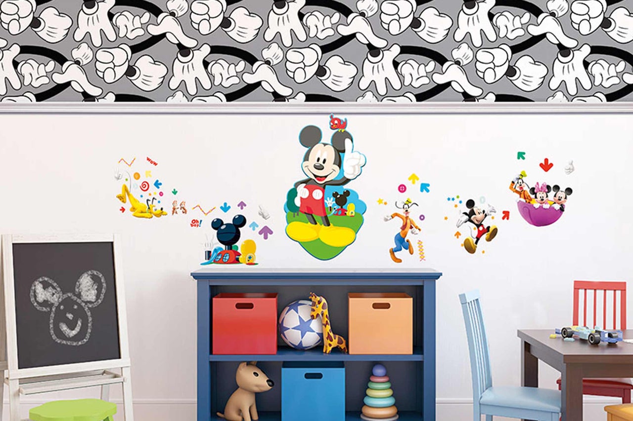 Chambre d'enfant décorée avec sticker mural, bordure et jouets