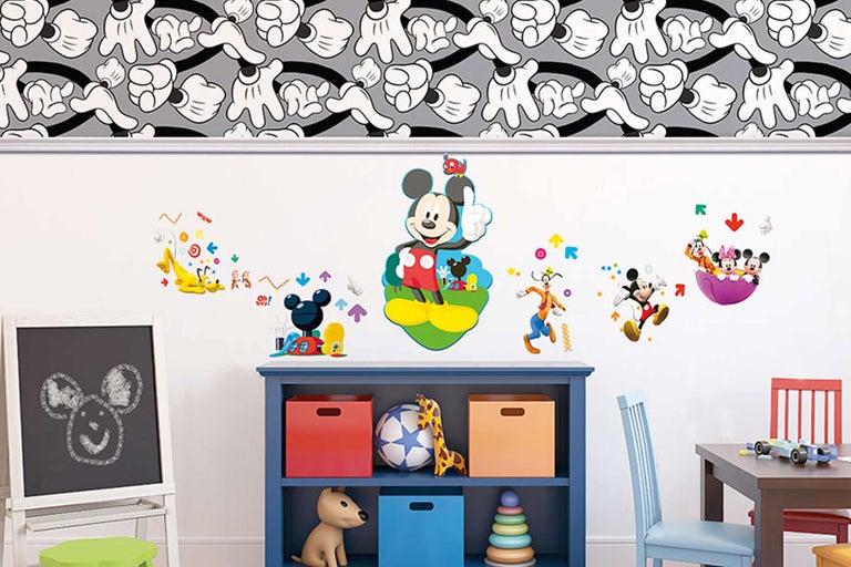 Chambre d'enfant décorée avec sticker mural, bordure et jouets