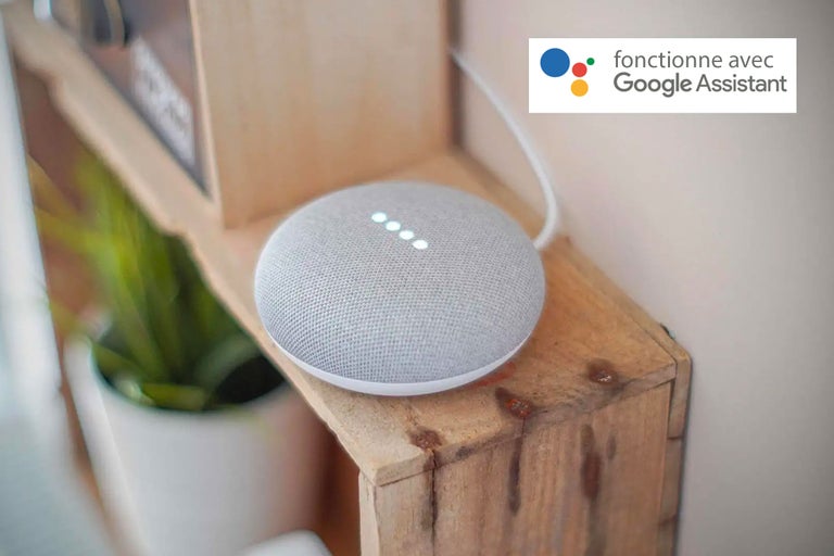 Haut-parleur Google Assistant sur étagère en bois