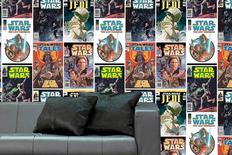 Canapé avec coussins devant un mur avec des motifs de bandes dessinées Star Wars