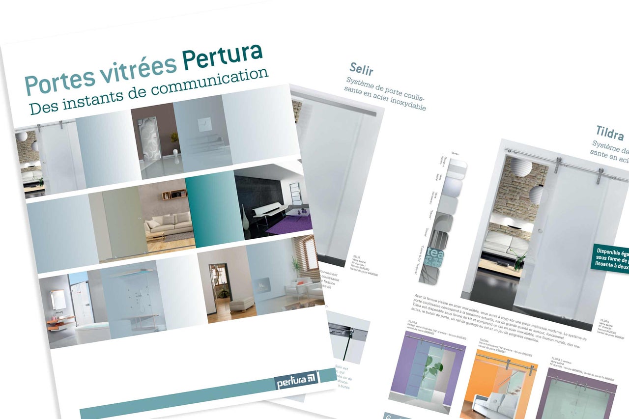 Pages de brochure pour portes coulissantes en verre Pertura avec exemples des systèmes Selir et Tildra dans diverses pièces et Pertura Logo.