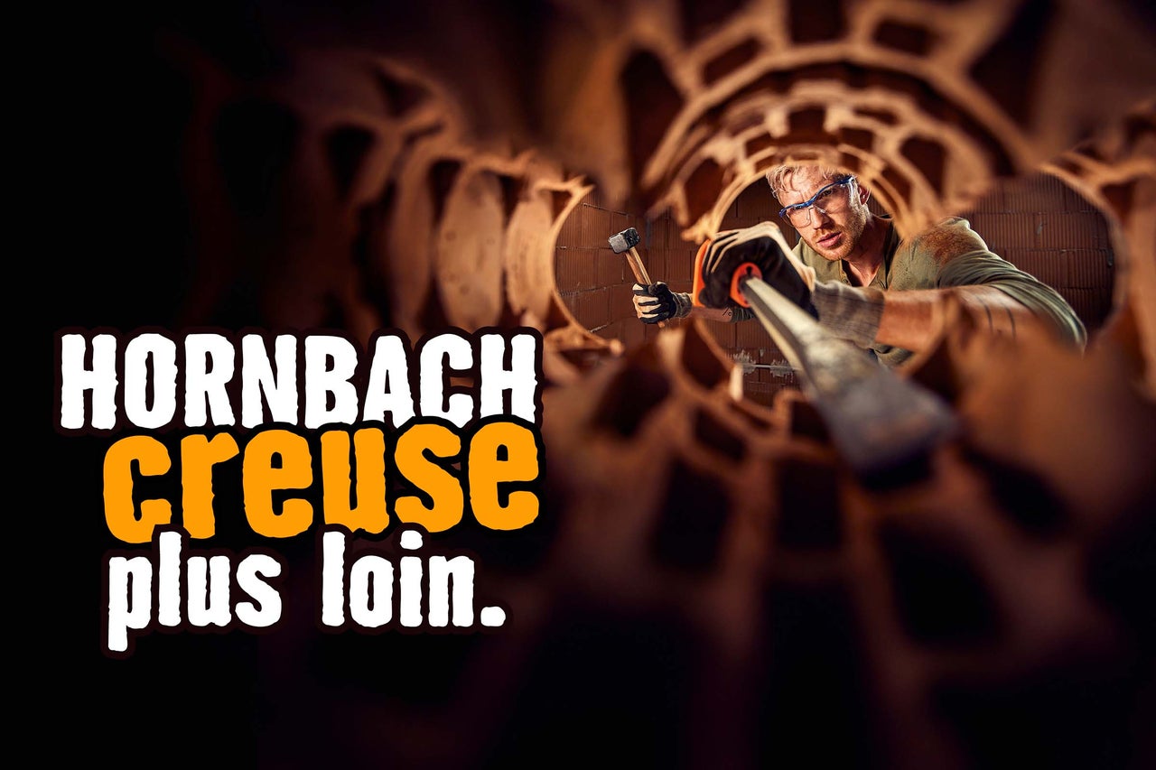 Un homme avec lunettes de protection et gants travaillant avec marteau et burin dans un tunnel de briques, texte HORNBACH creuse plus loin.