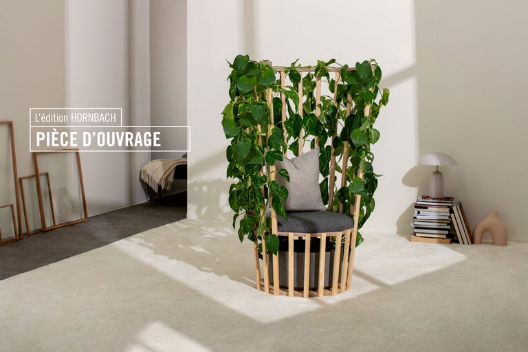 Chaise avec revêtement végétal, coussin d'assise et dossier dans le salon