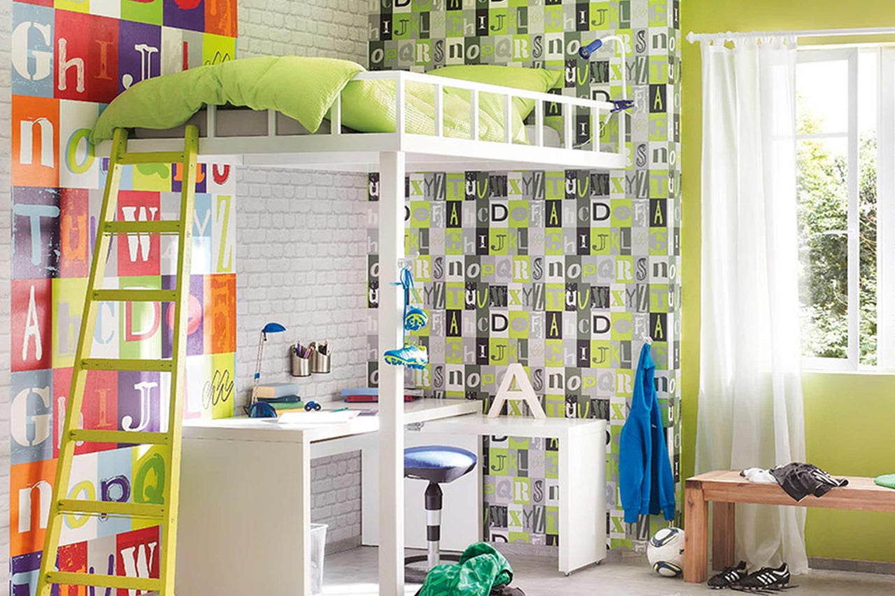 Chambre d'enfant avec lit mezzanine, bureau et décoration colorée